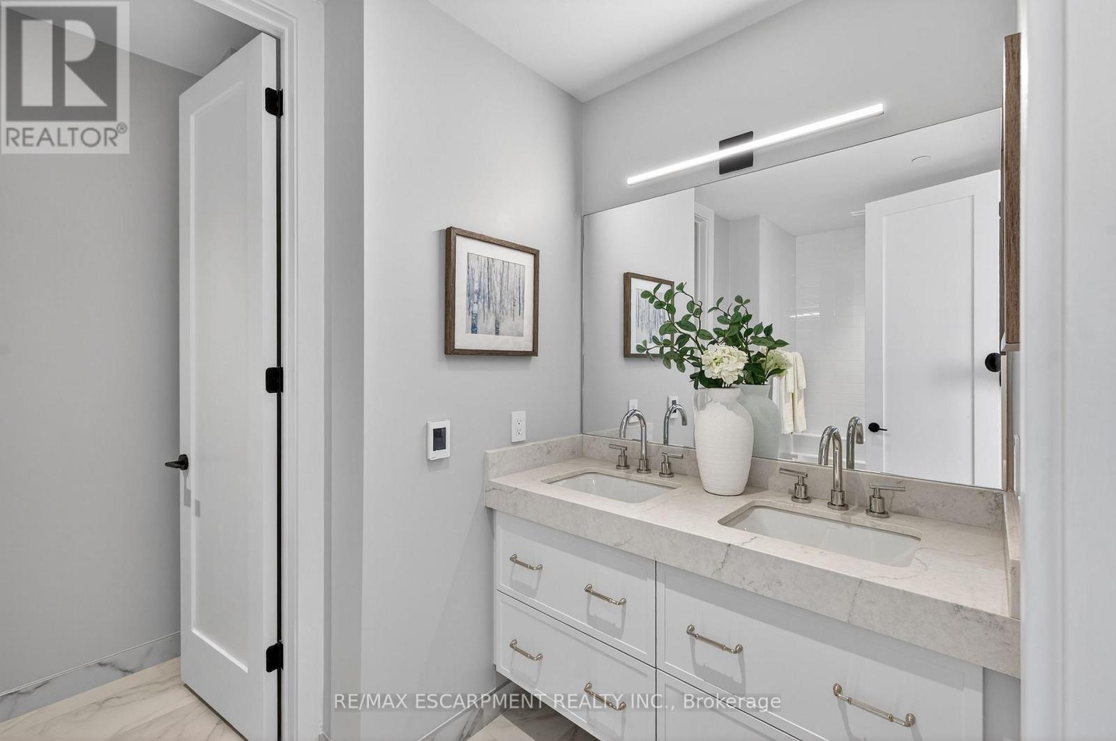 #401 123 MAURICE DRIVE - 33