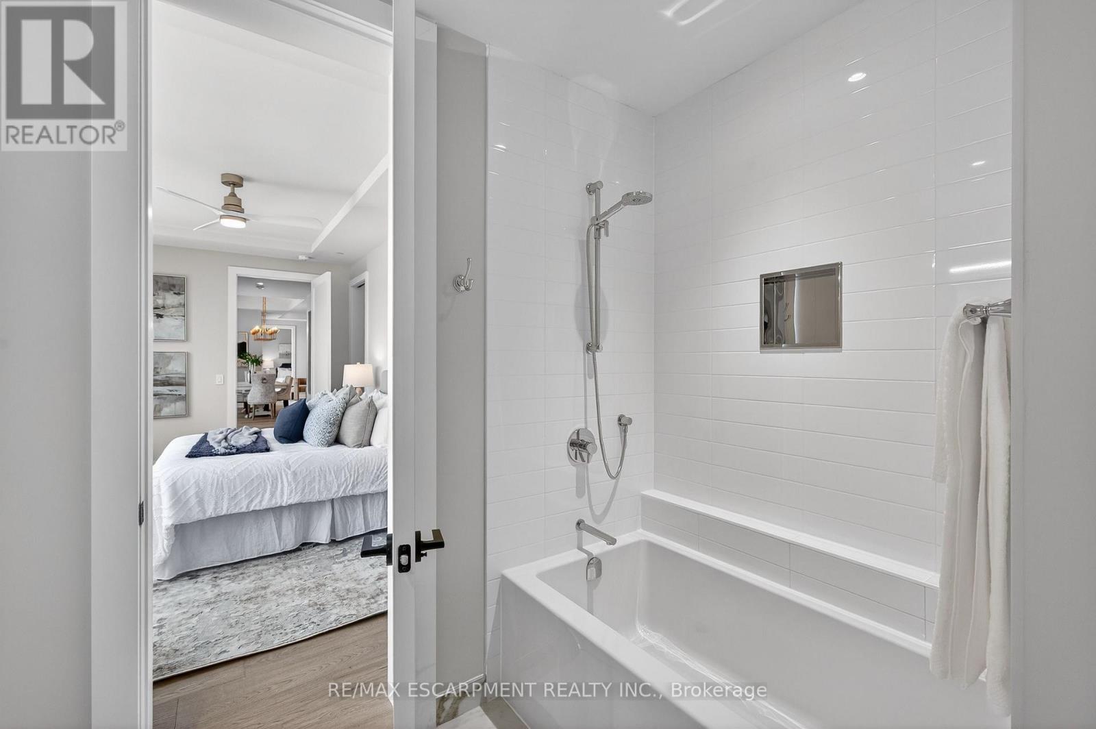 #401 123 MAURICE DRIVE - 34