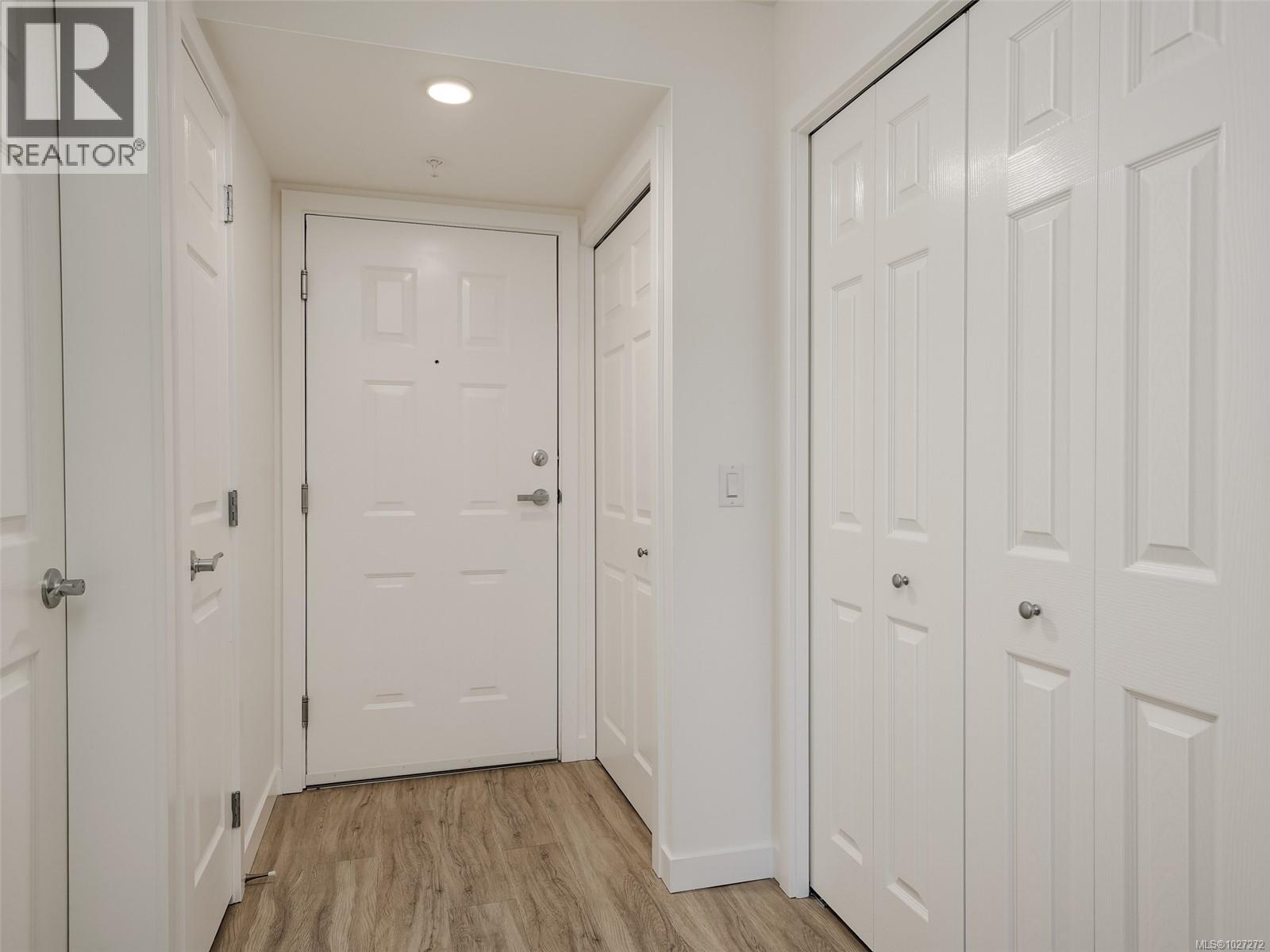104 689 Bay St — photo 25