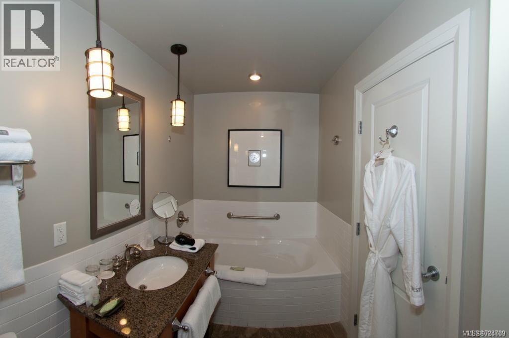 232/234 1999 Country Club Way, Langford