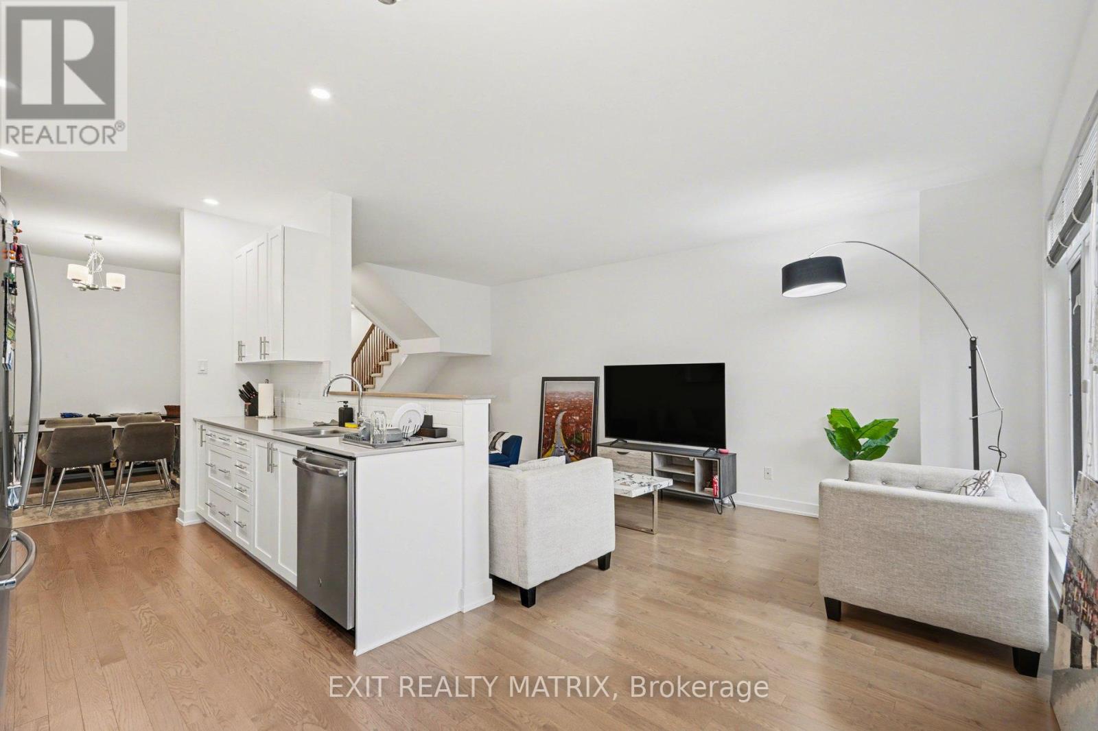 656 PUTNEY CRESCENT W — photo 13