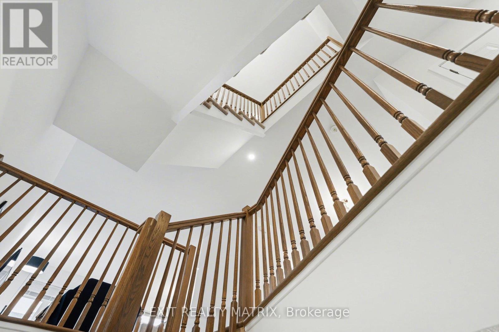 656 PUTNEY CRESCENT W — photo 28