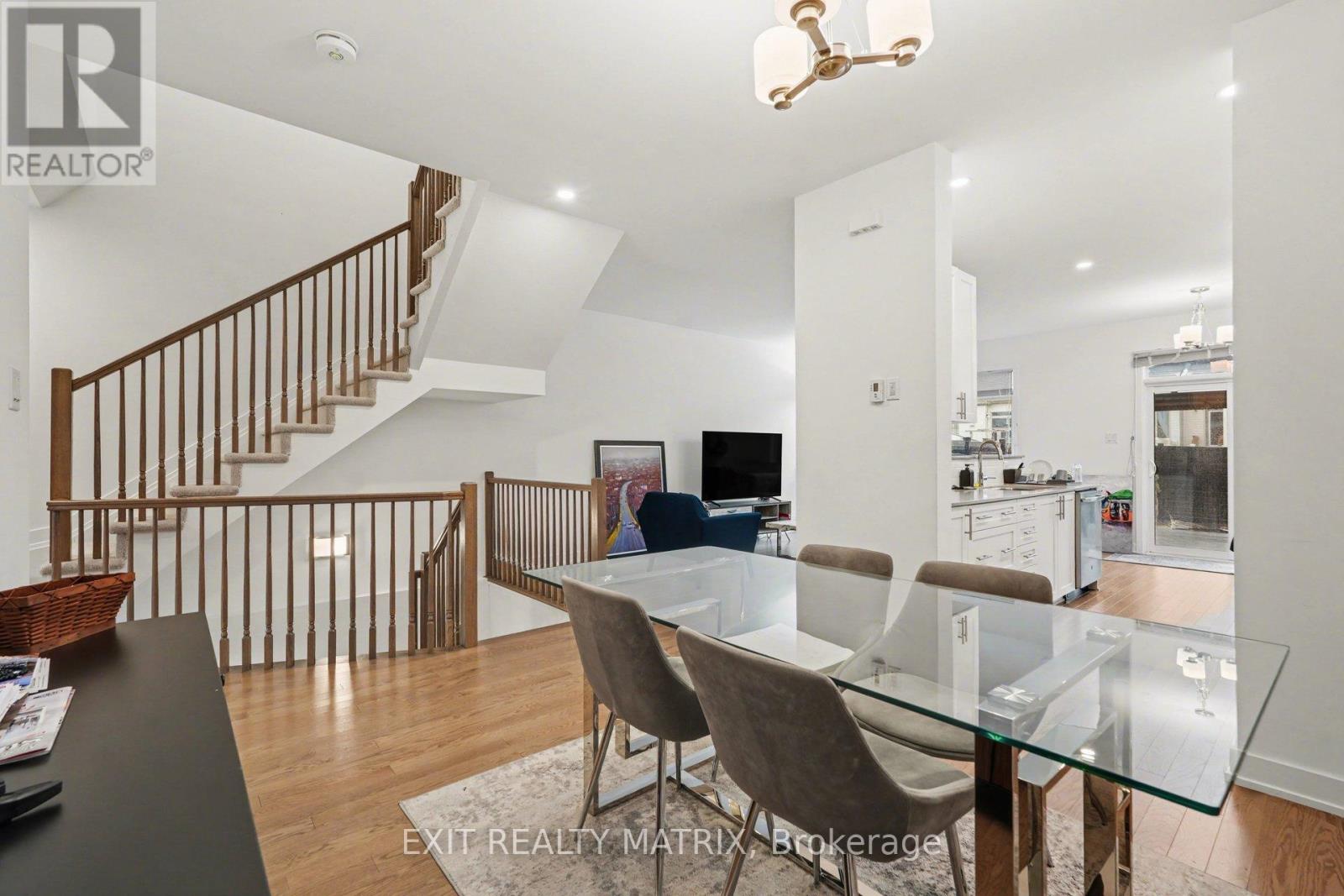 656 PUTNEY CRESCENT W — photo 9