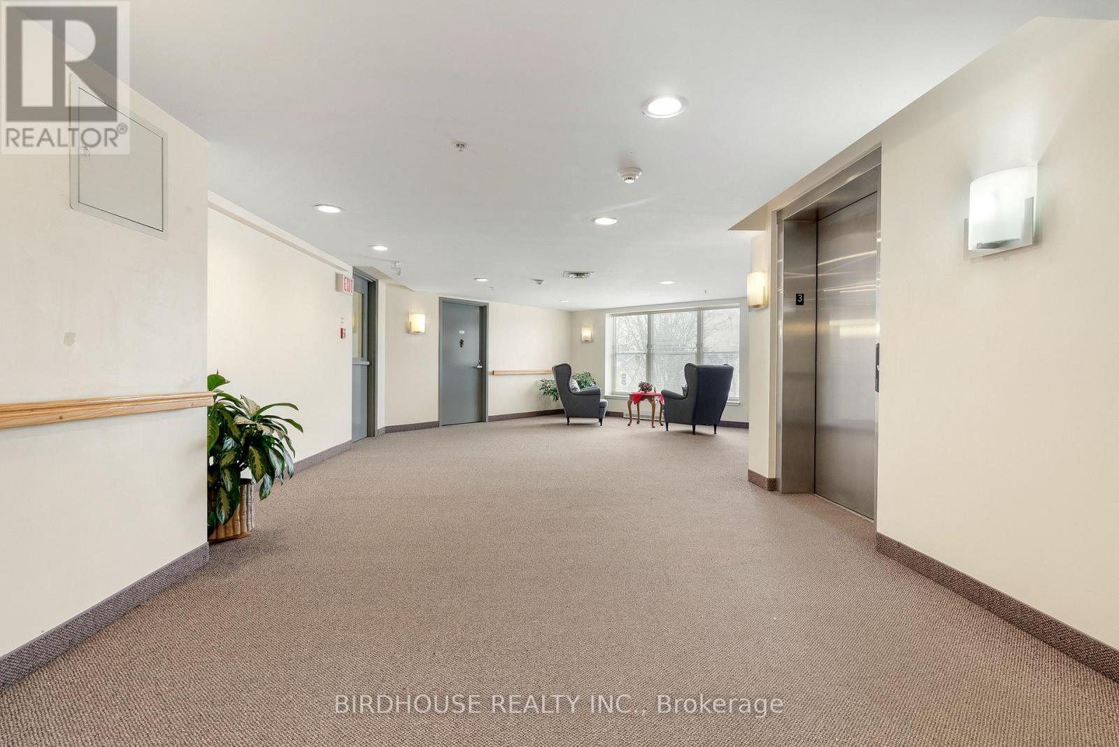 312 - 8 HURON STREET — photo 19