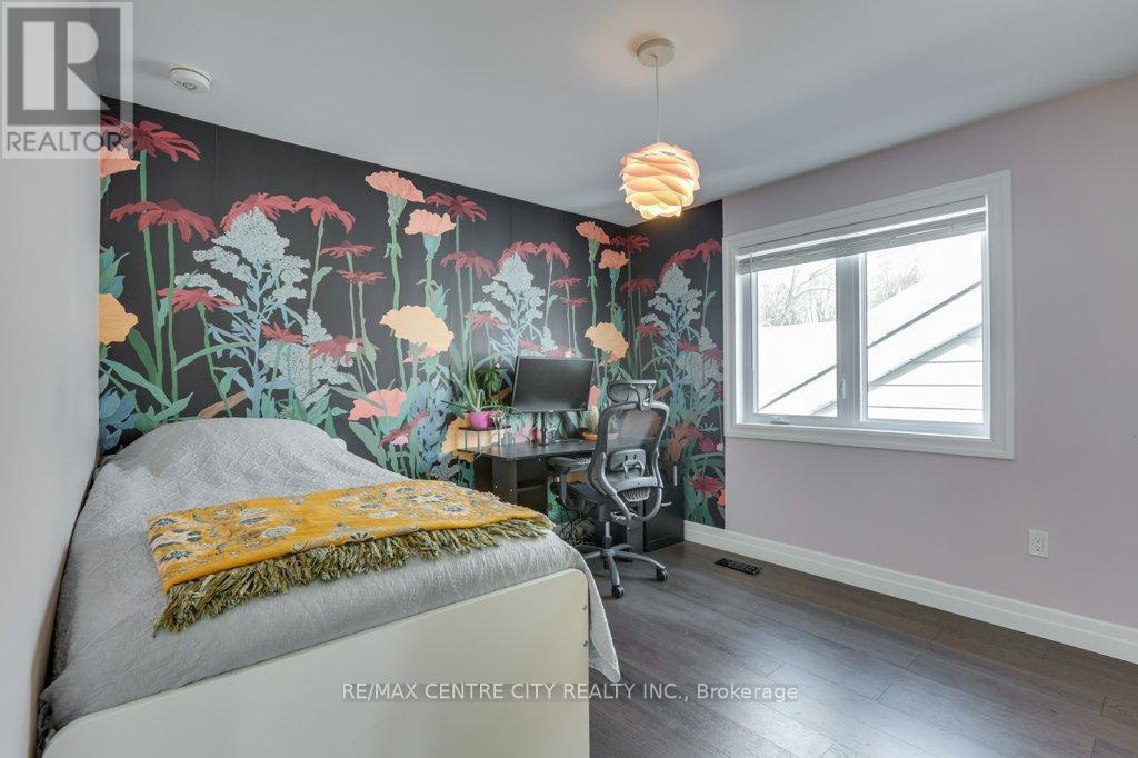 146 VICTORIA STREET — photo 27