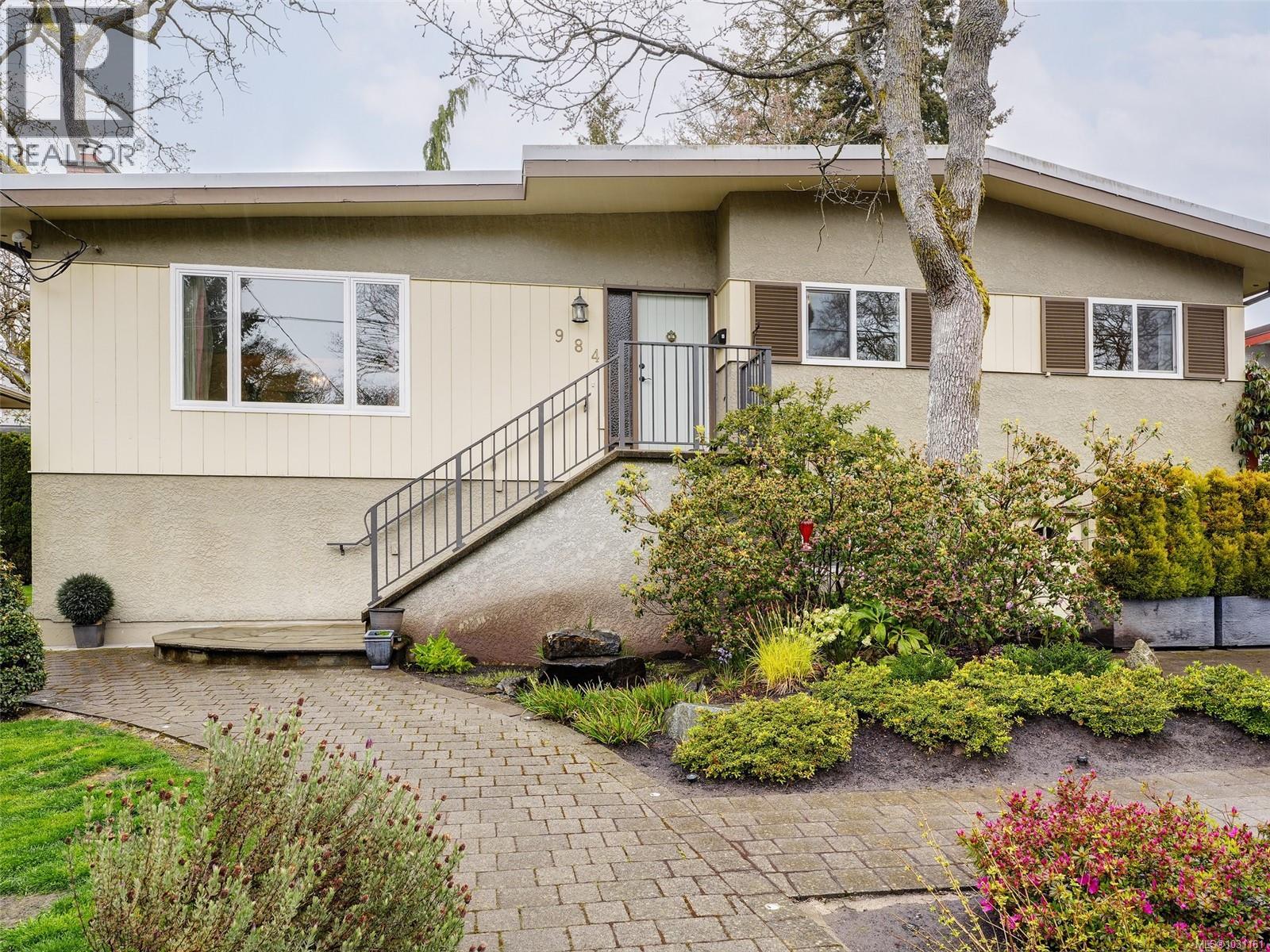 984 Brighton Cres - 1