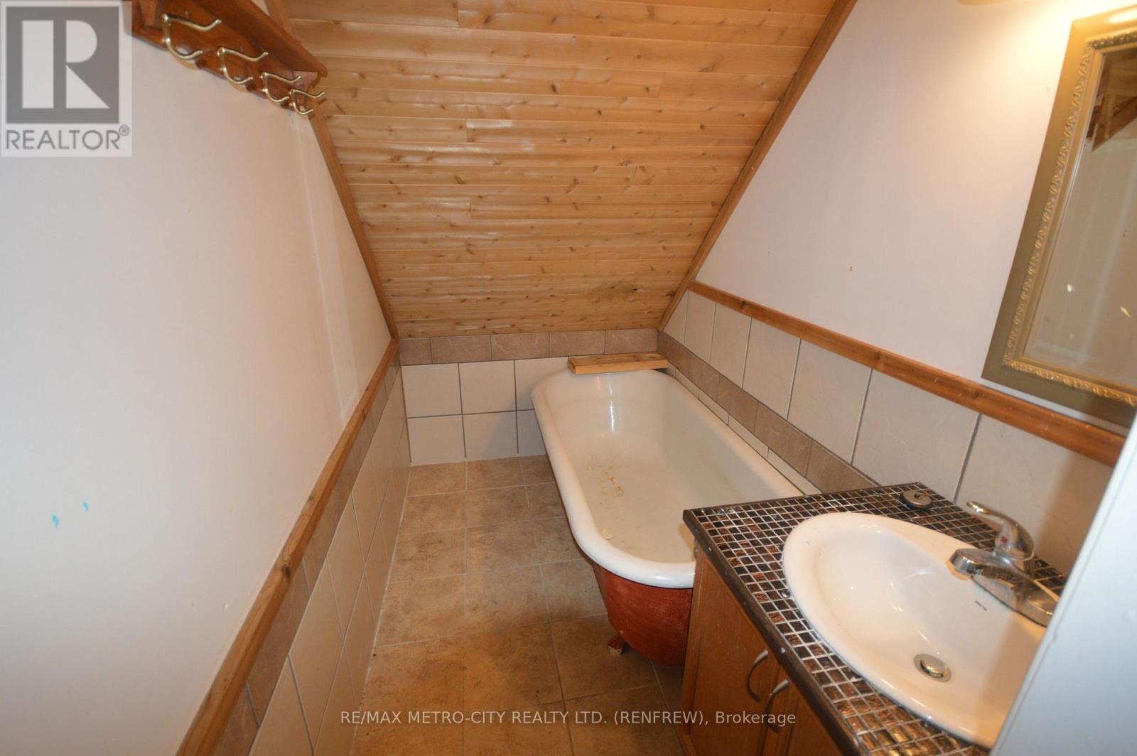 235 RENFREW AVENUE W — photo 9
