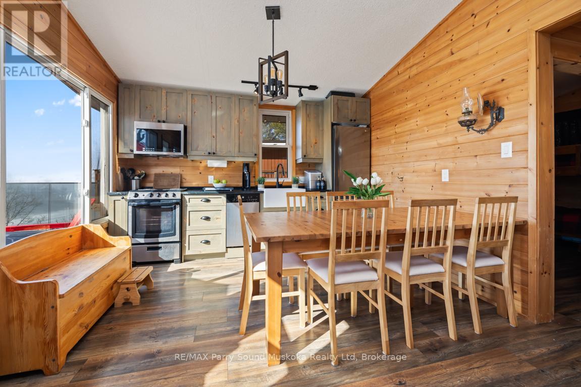 Bright Eat in Kitchen, fully turnkey