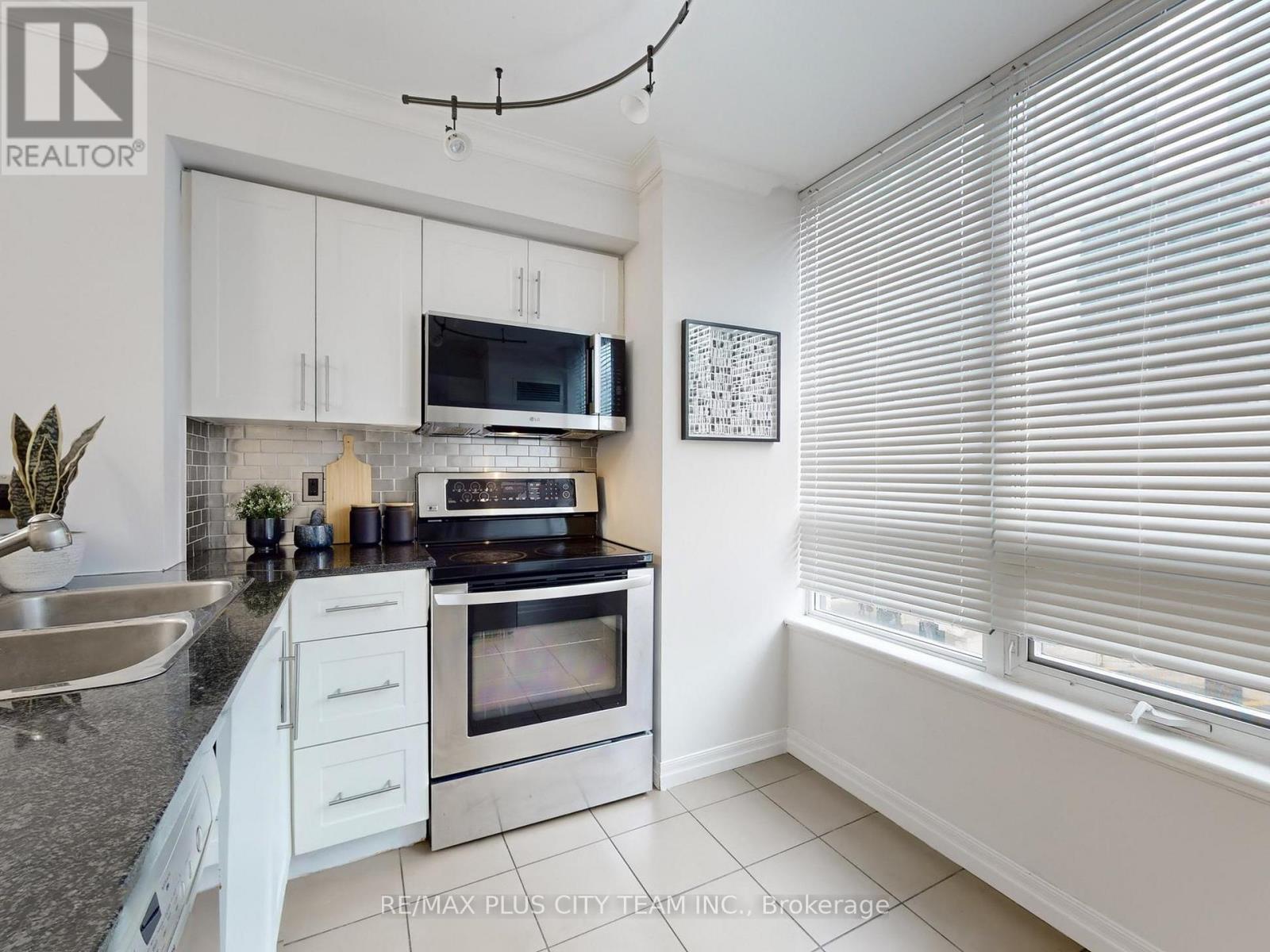 #502 16 YONGE STREET - 16