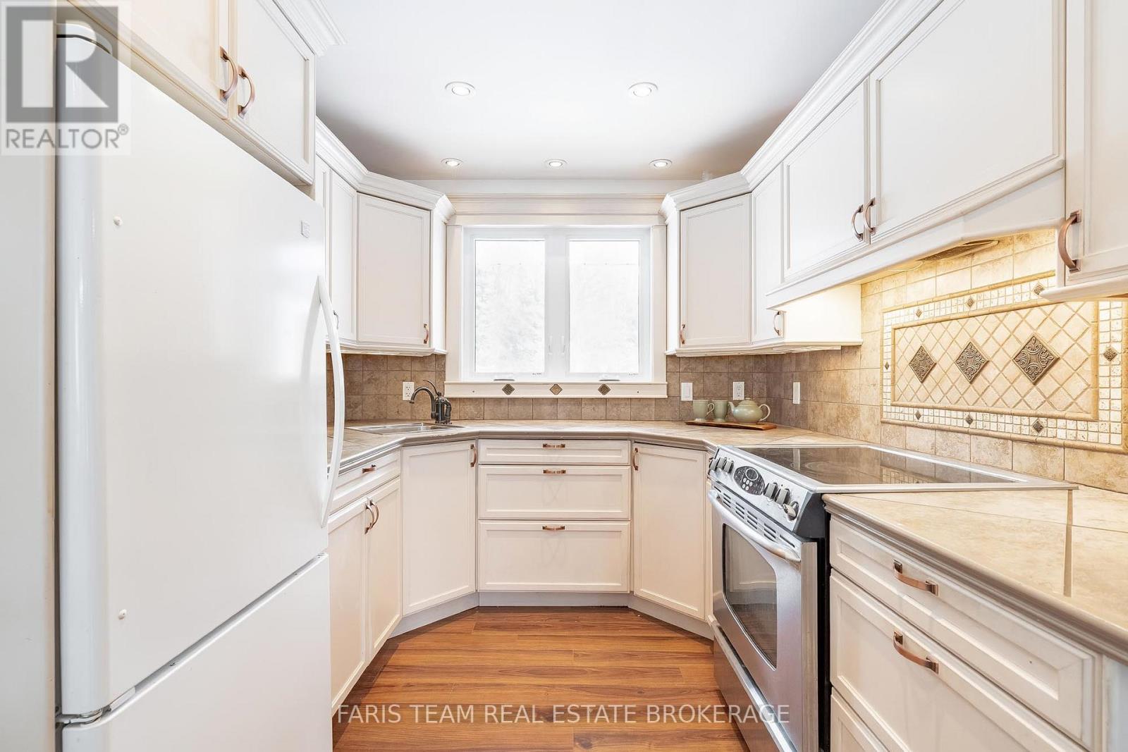 1520 ROSEMOUNT ROAD - 8