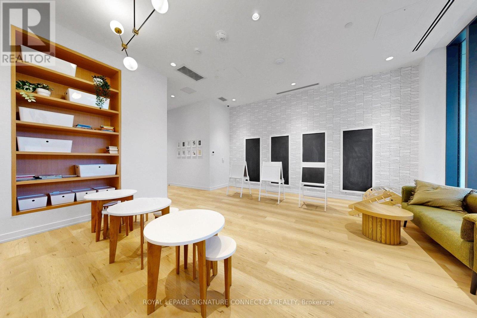 #208 6 CHARTWELL ROAD - 25