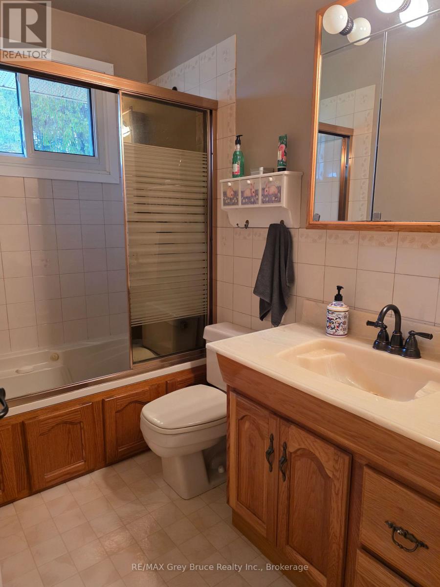 Main Floor 4pc. Bath