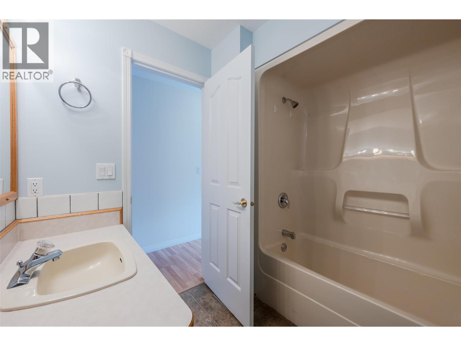 5001 Weldon Avenue, Summerland