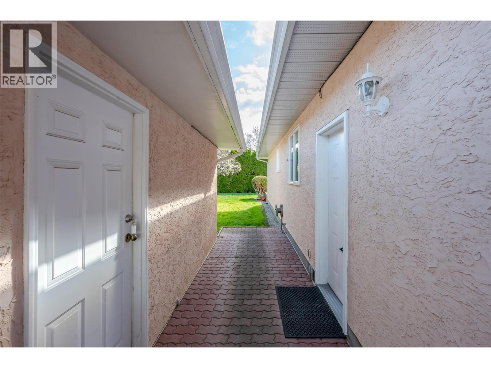 5001 Weldon Avenue, Summerland