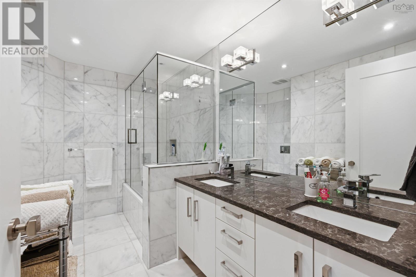 Property 20 of 25 of 808 1585 South Park Street