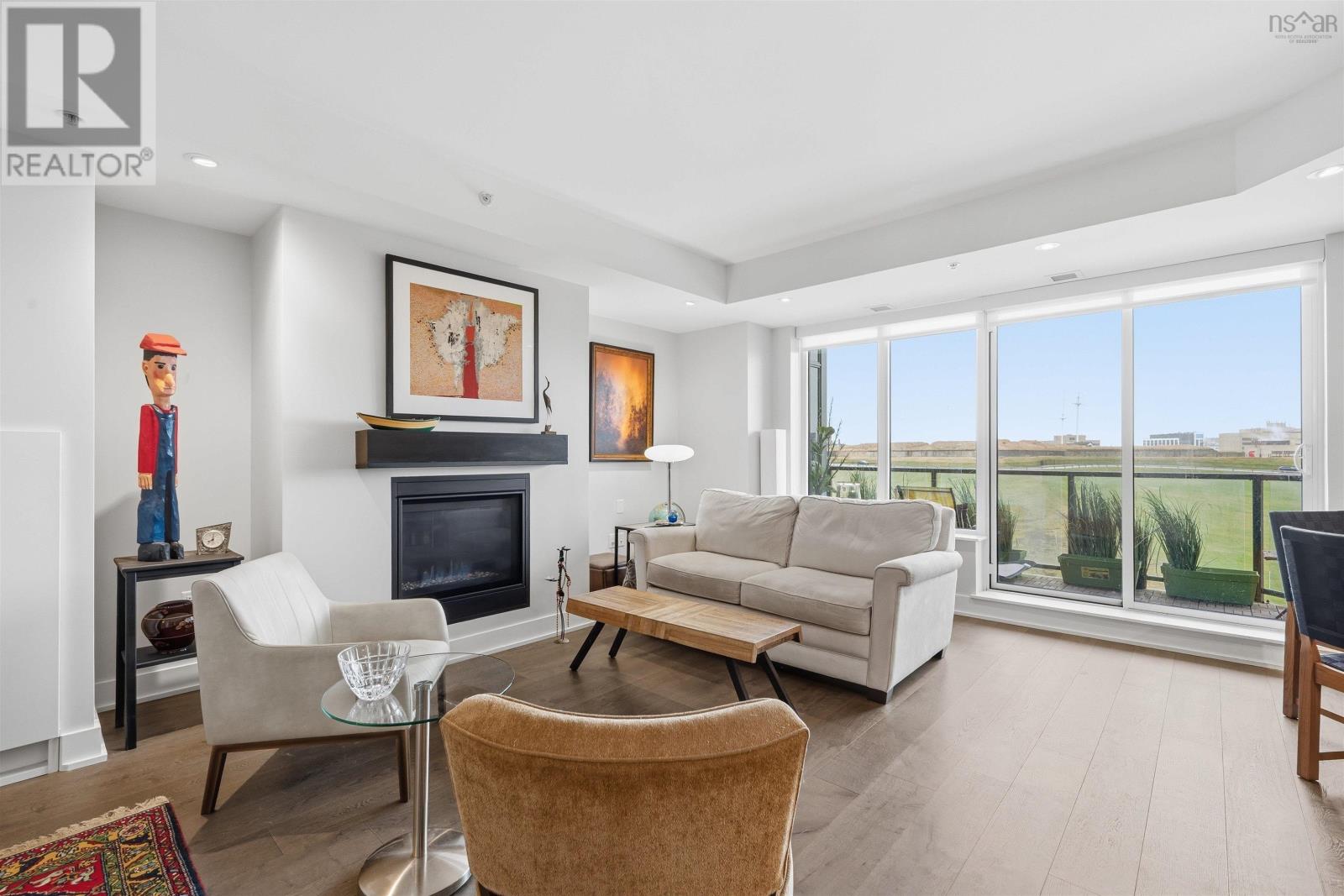 Property 9 of 25 of 808 1585 South Park Street