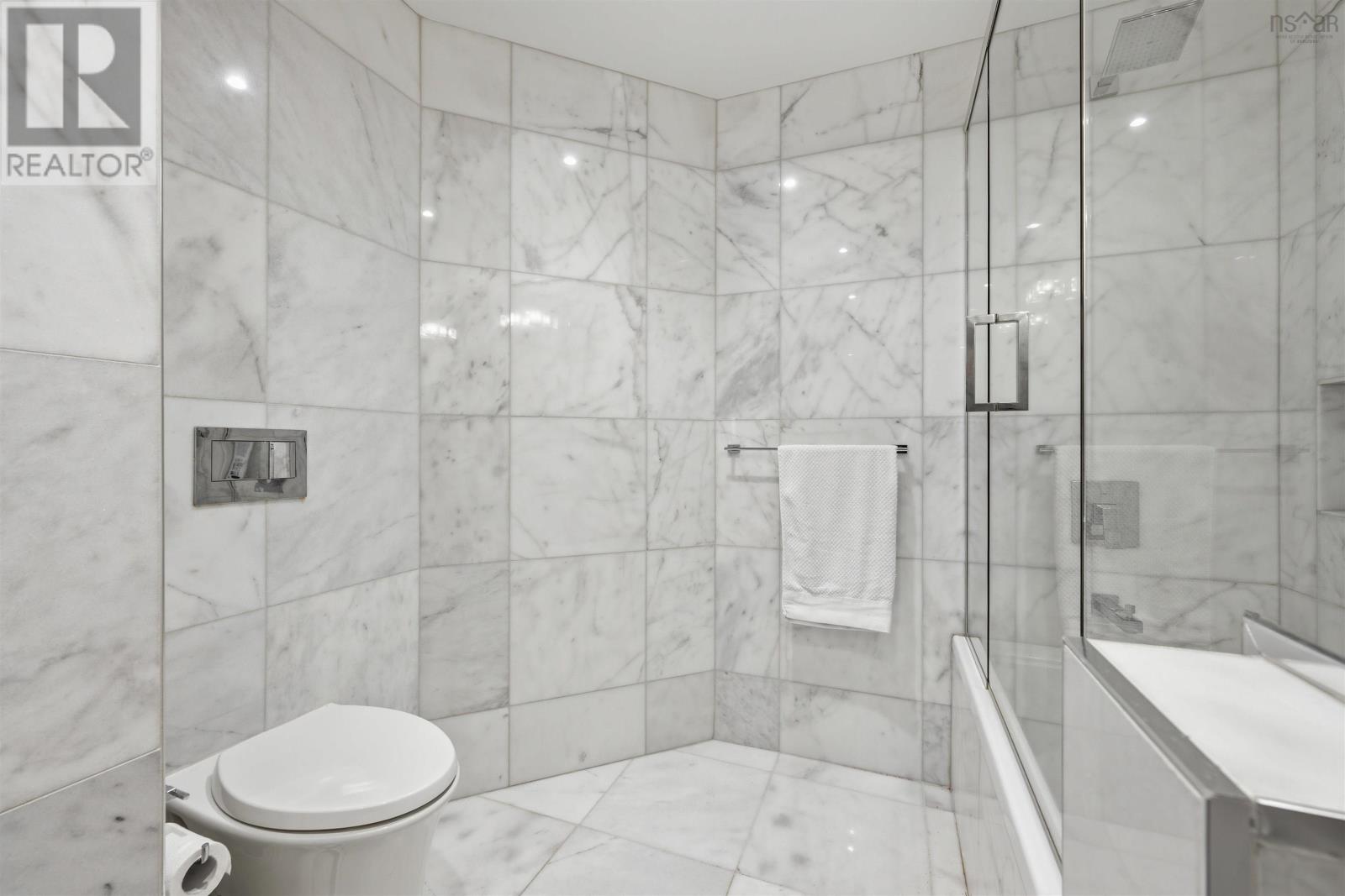 Property 21 of 25 of 808 1585 South Park Street