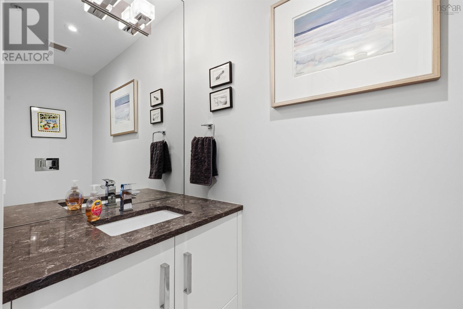 Property 8 of 25 of 808 1585 South Park Street