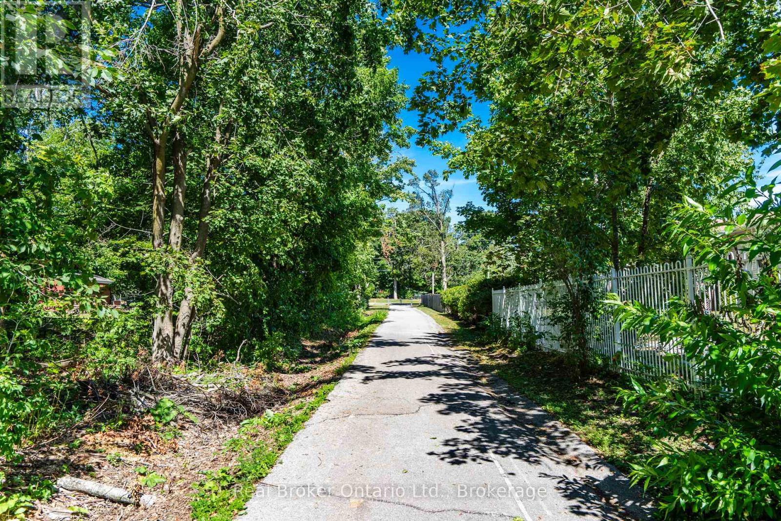 8 BRIDLE ROAD — photo 25