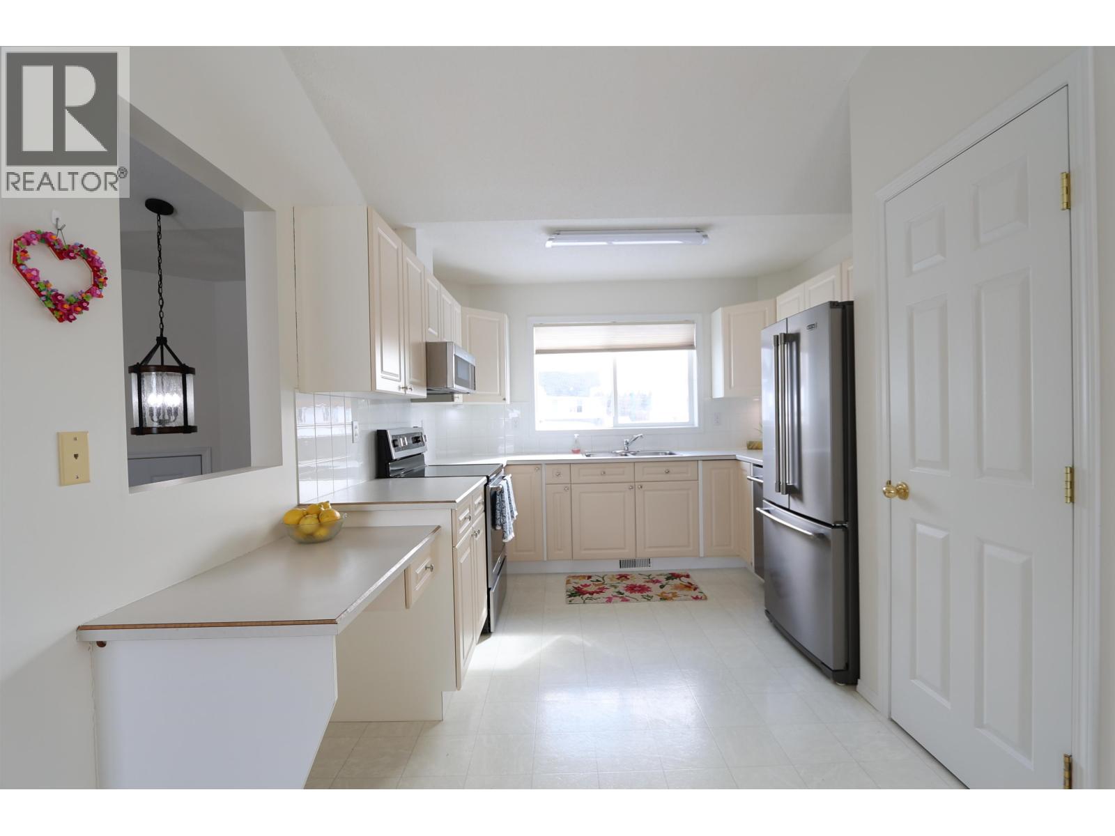 Photo 10 of 27 — 5446 WOODOAK CRESCENT · Prince George, BC