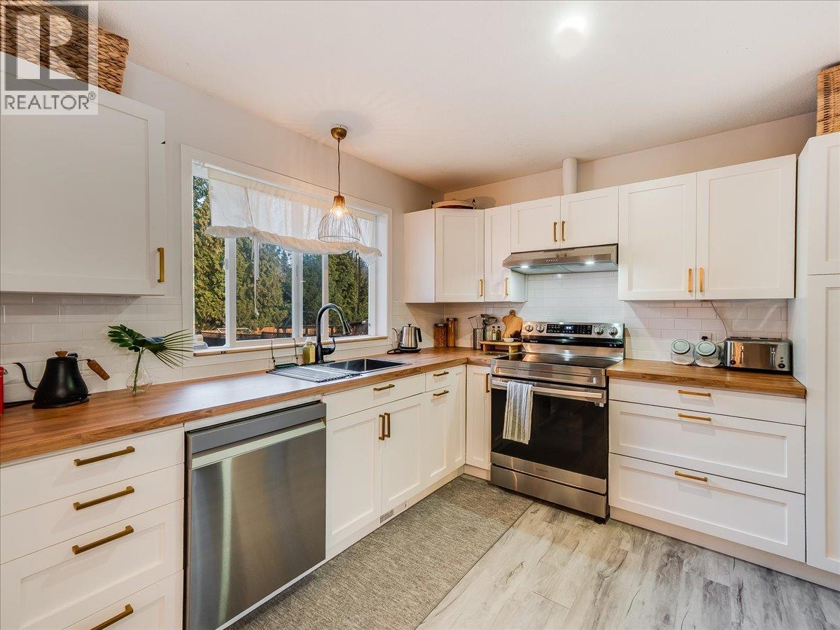 1359 Grosvenor Place — photo 16