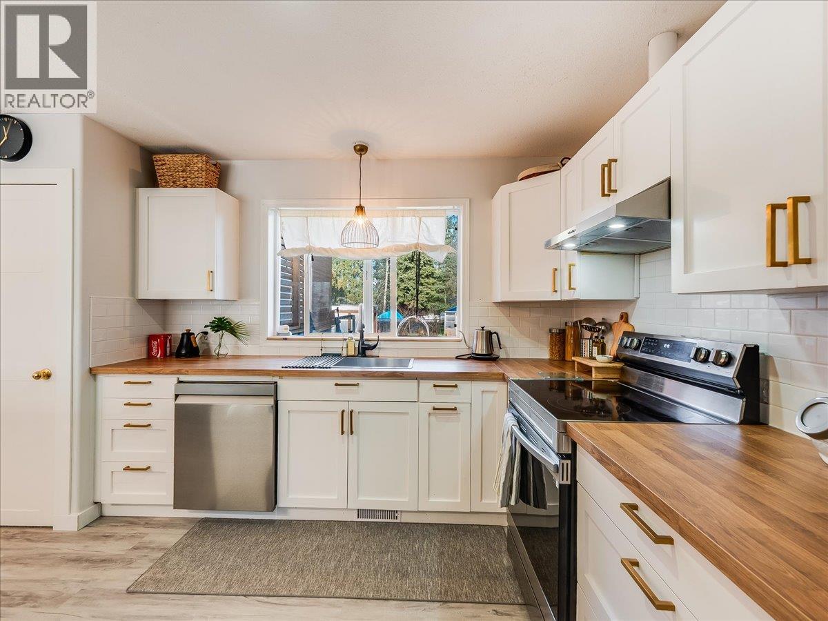 1359 Grosvenor Place — photo 17