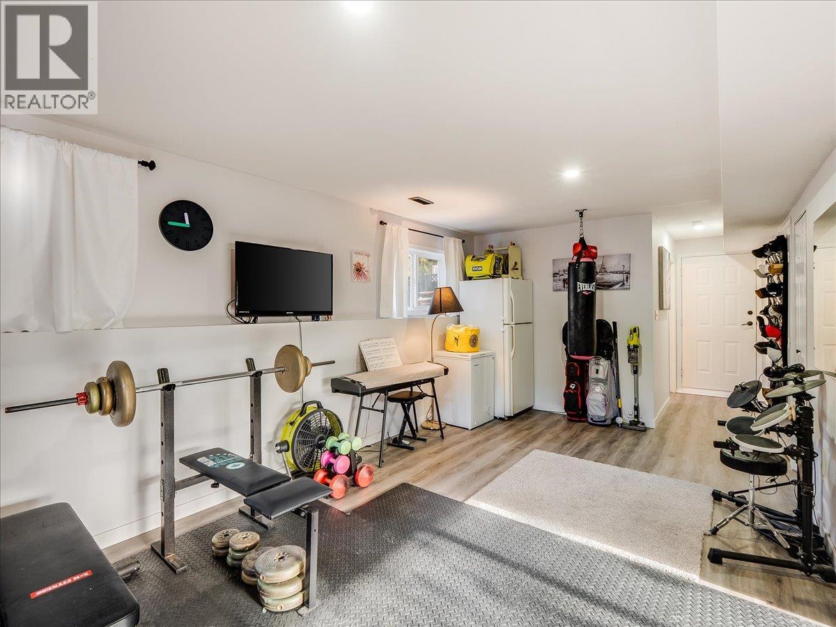 1359 Grosvenor Place — photo 35
