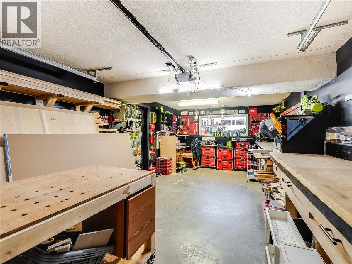 1359 Grosvenor Place — photo 40
