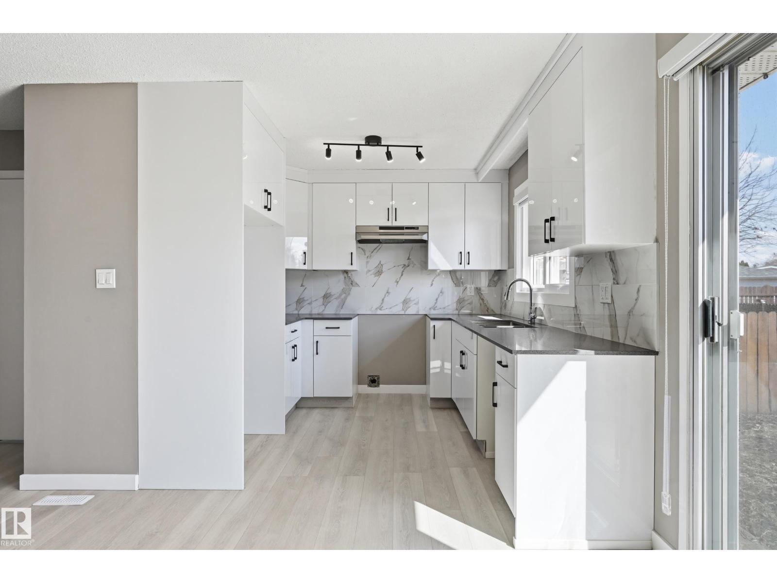 6907 19 AV NW, Edmonton