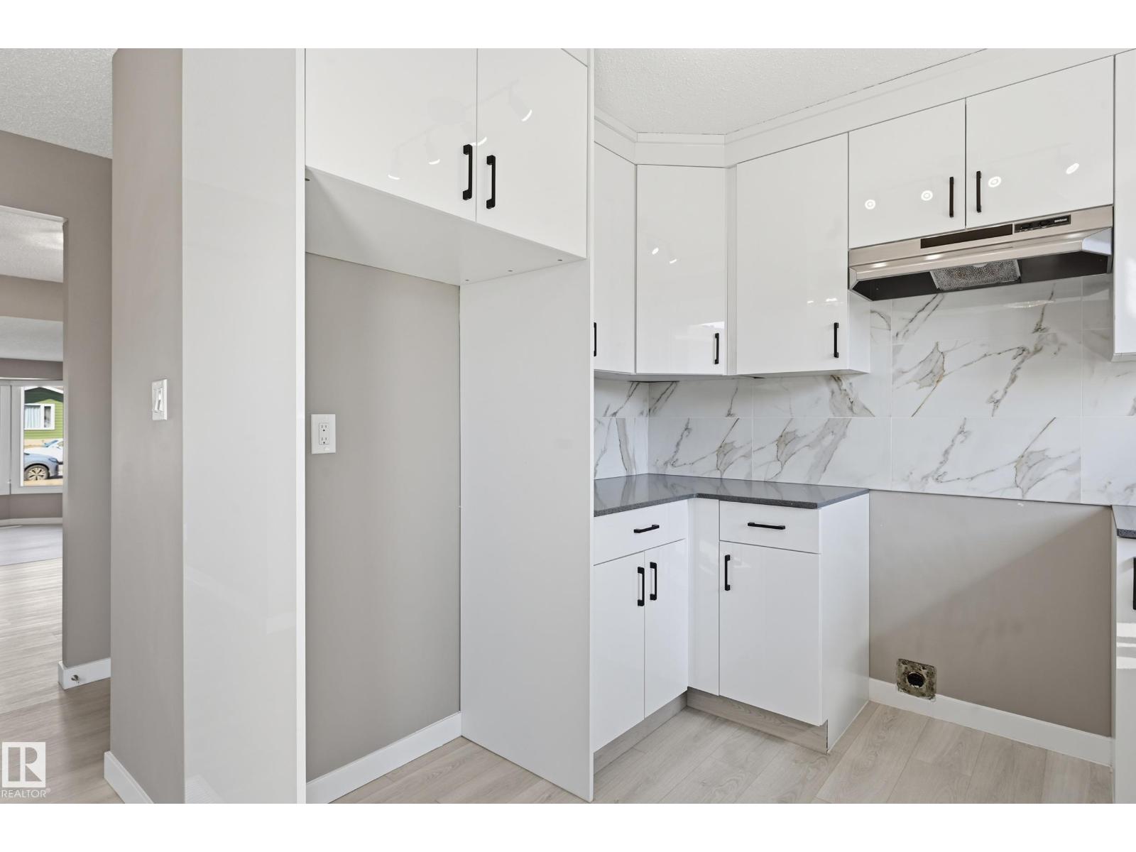 6907 19 AV NW, Edmonton