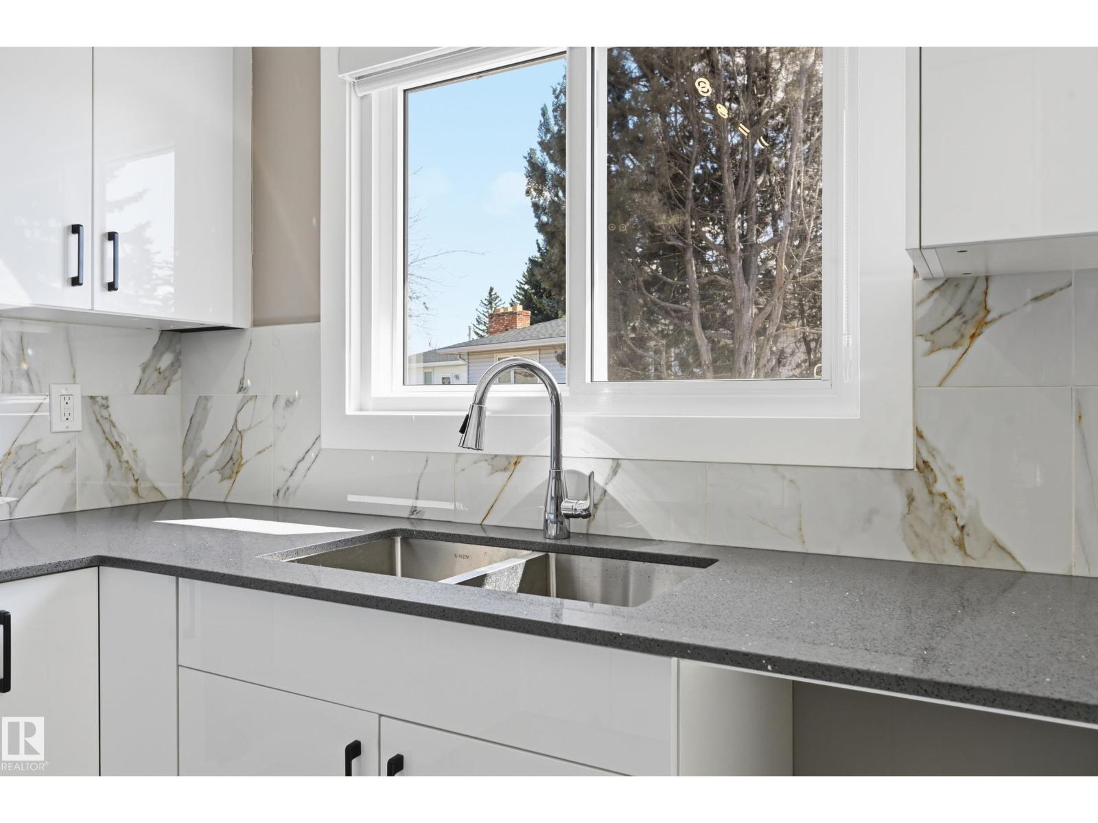 6907 19 AV NW, Edmonton