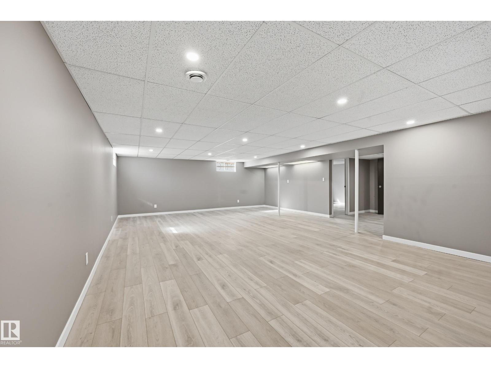 6907 19 AV NW, Edmonton