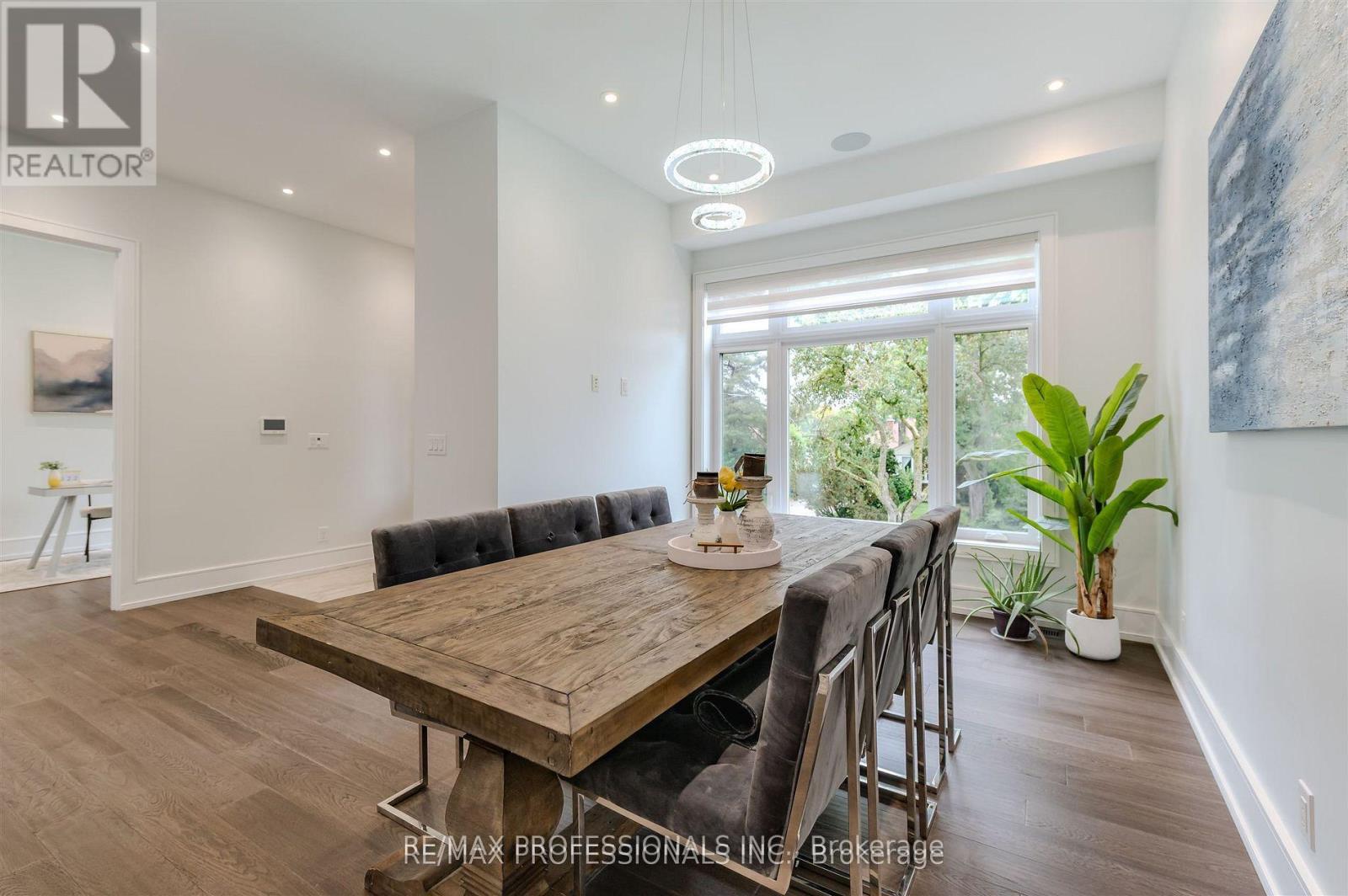 4 DUNROBIN DRIVE - 18