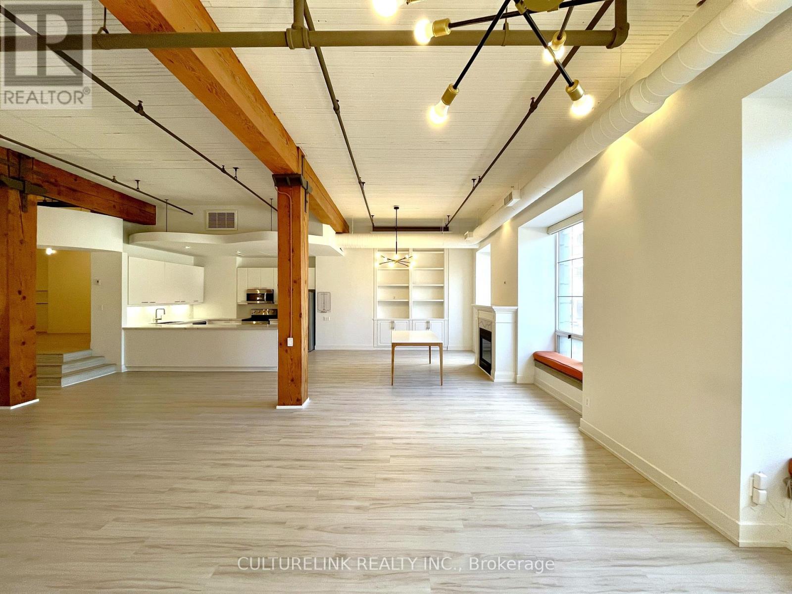 201 - 781 KING STREET W