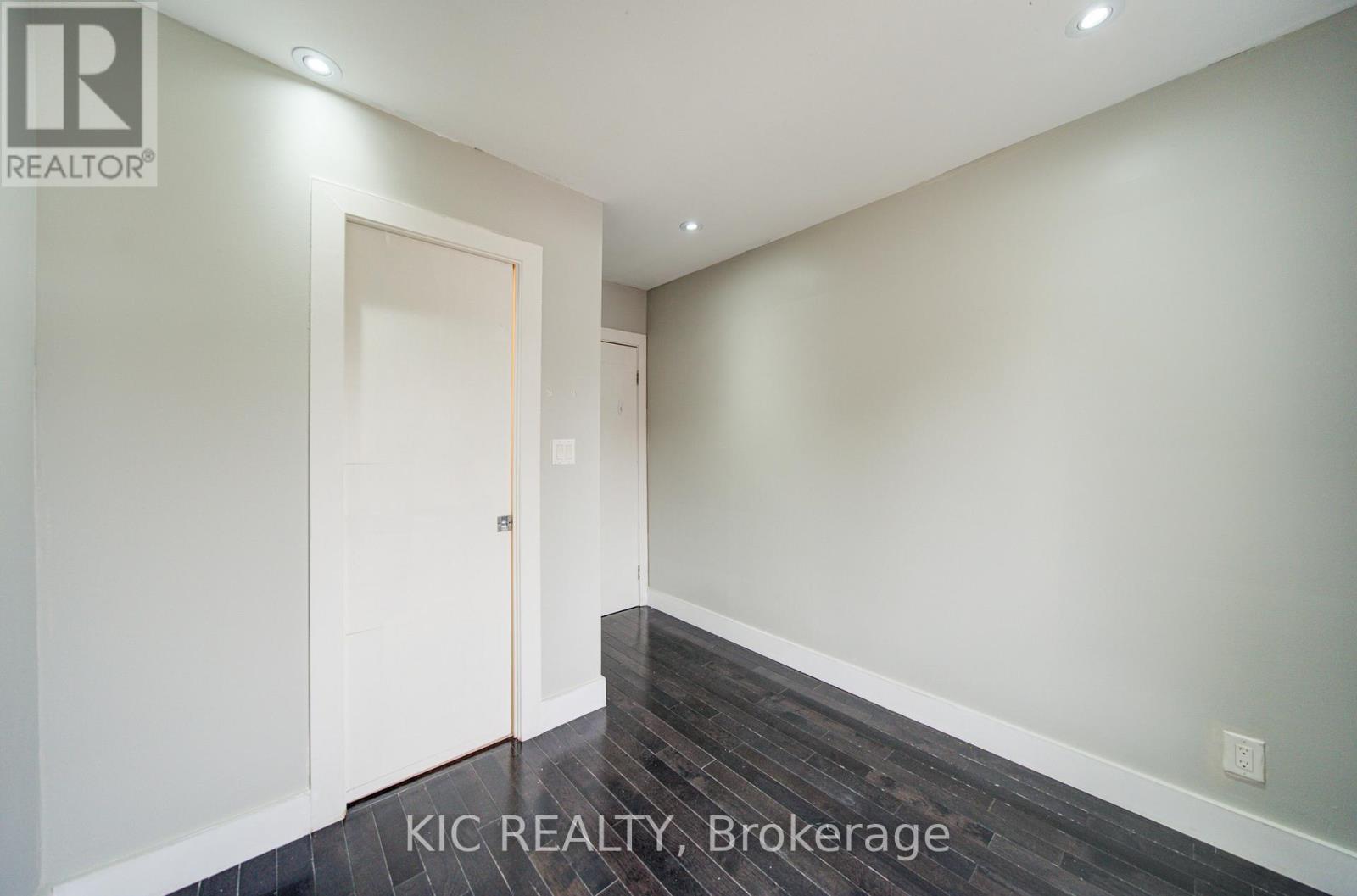 35 MONTCALM AVENUE - 16