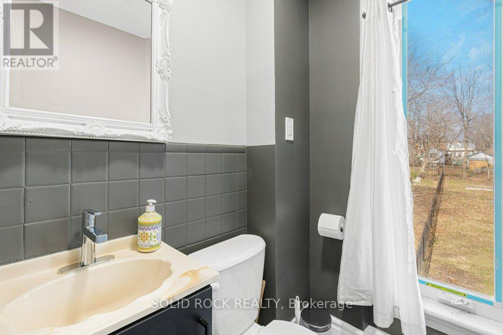 Nicely appointed 4-piece bathroom