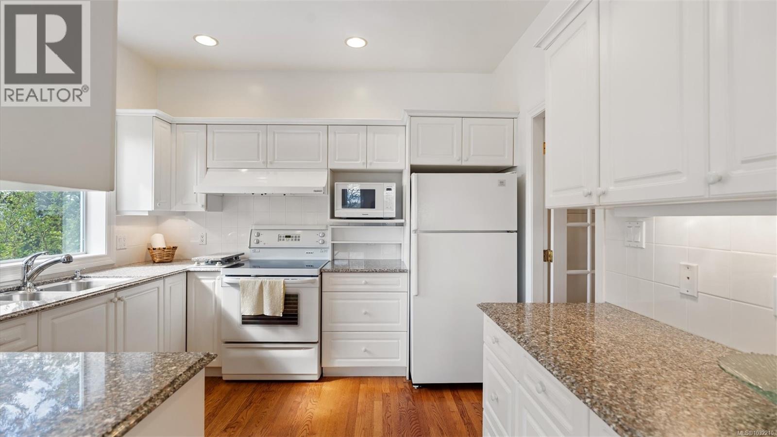  928 Cobblestone Lane, Saanich