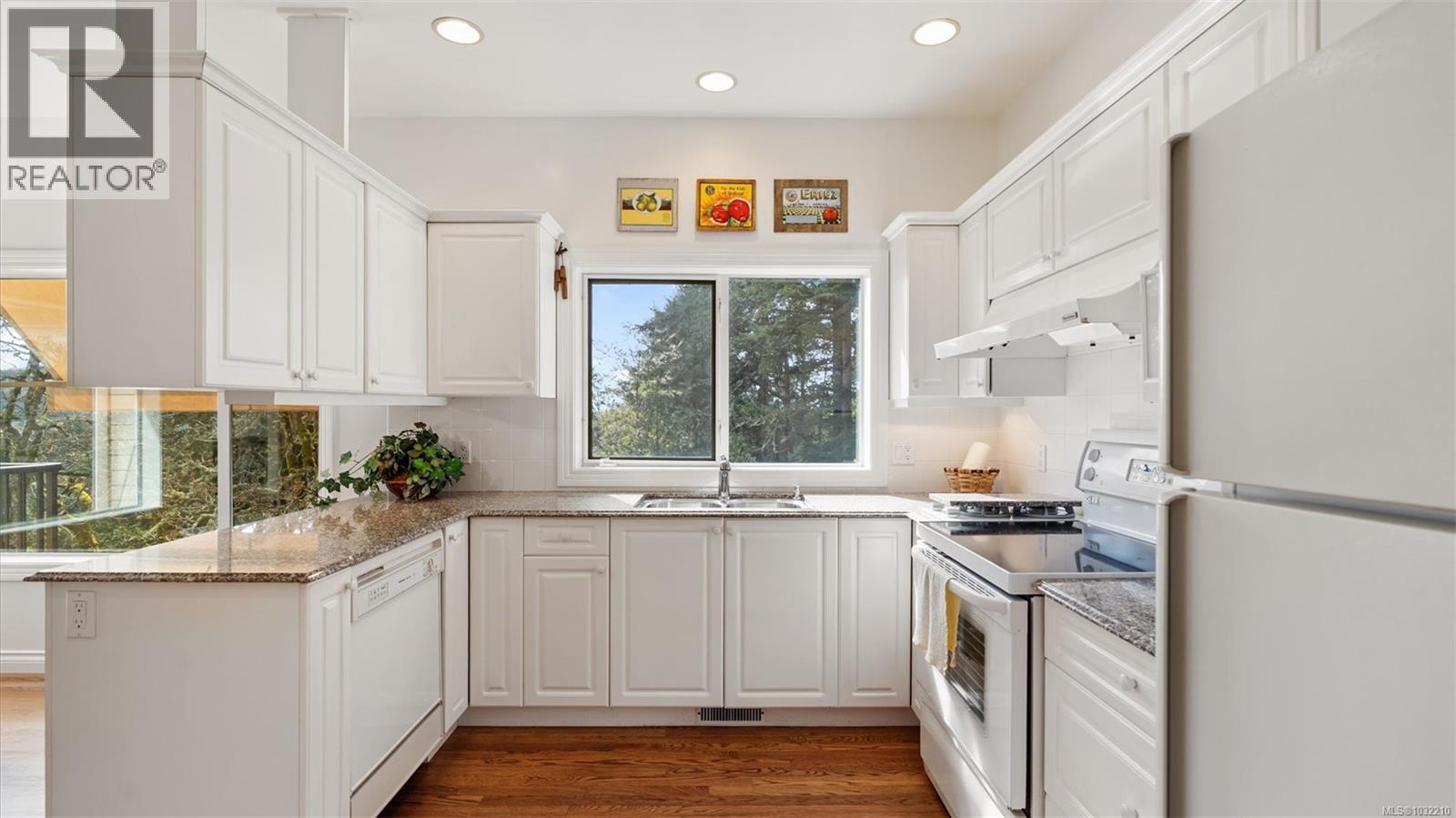  928 Cobblestone Lane, Saanich