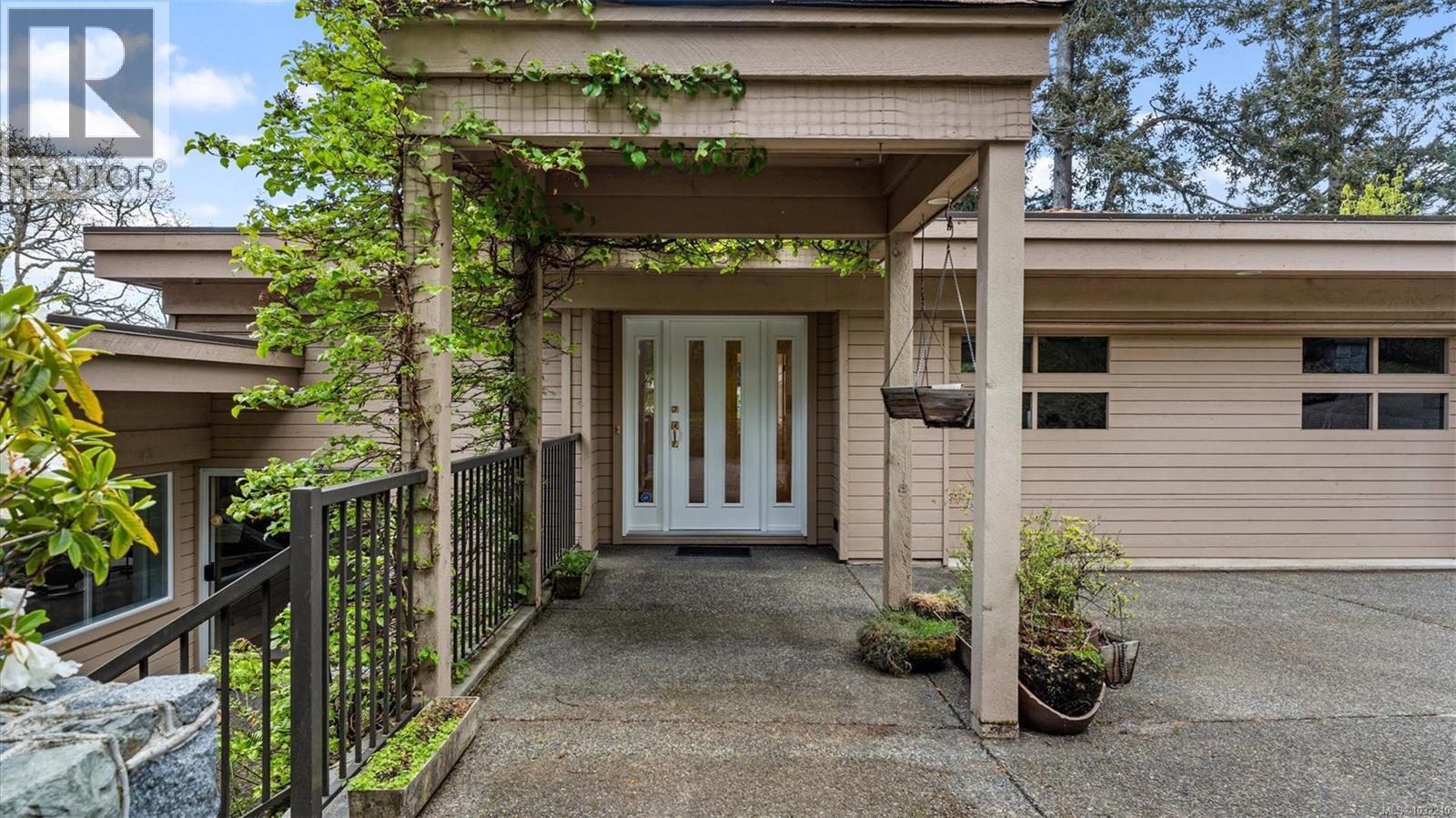  928 Cobblestone Lane, Saanich