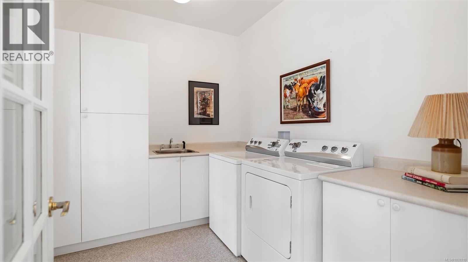  928 Cobblestone Lane, Saanich