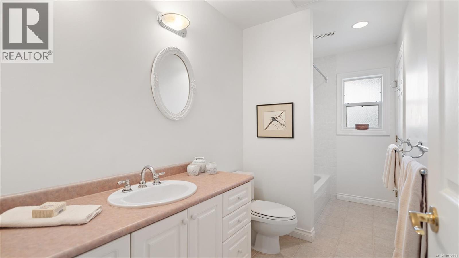  928 Cobblestone Lane, Saanich