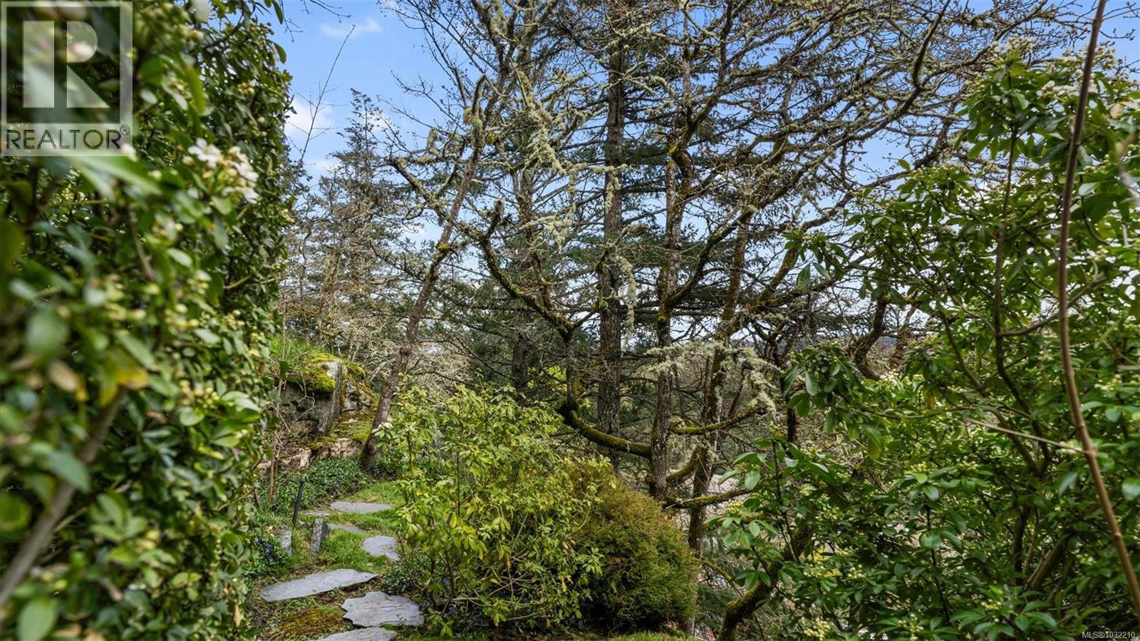  928 Cobblestone Lane, Saanich