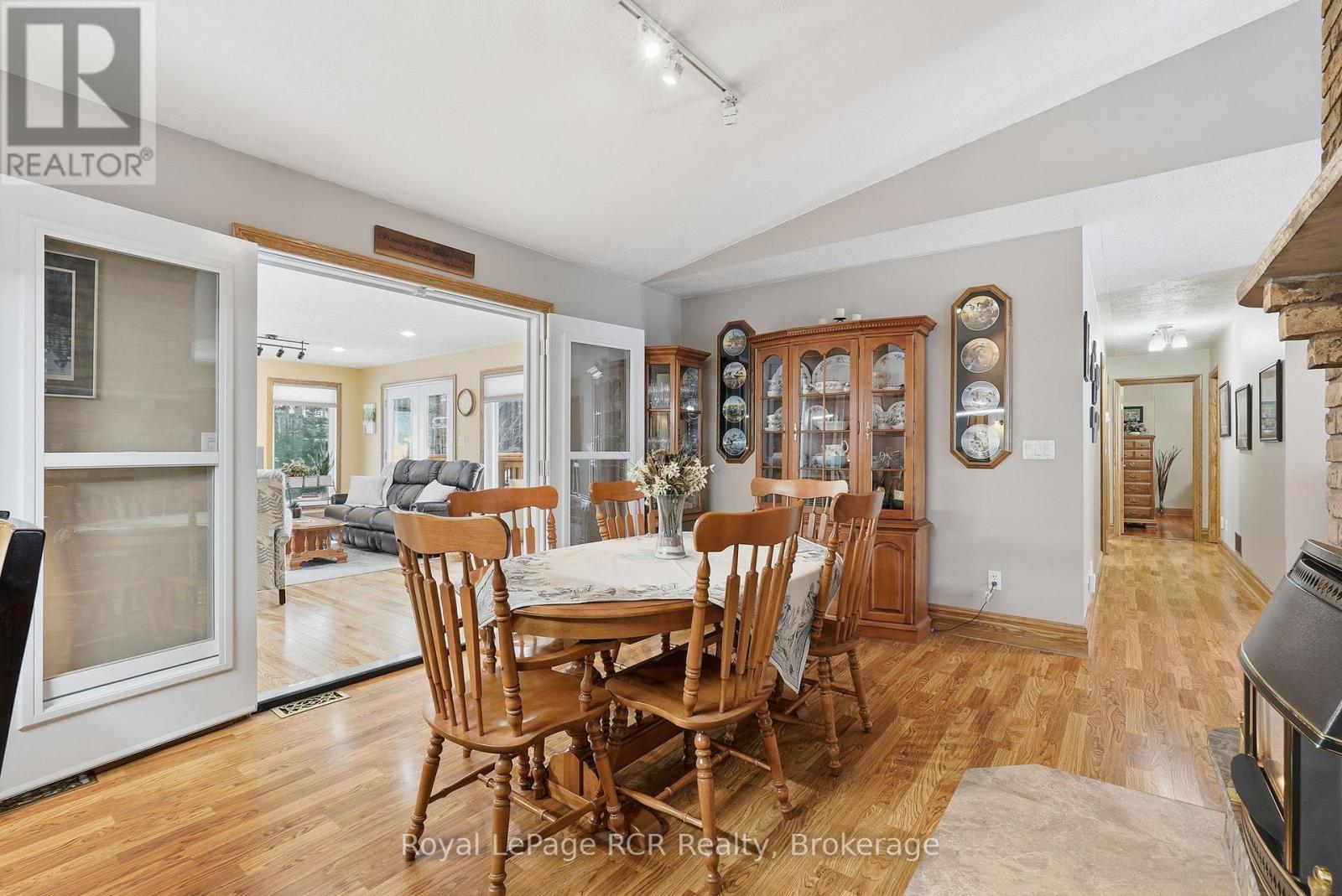 3 WOODLAND COURT - 22
