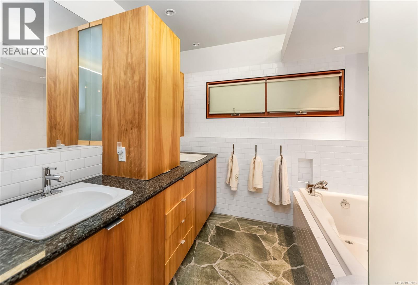 8909 Park Pacific Terr, North Saanich