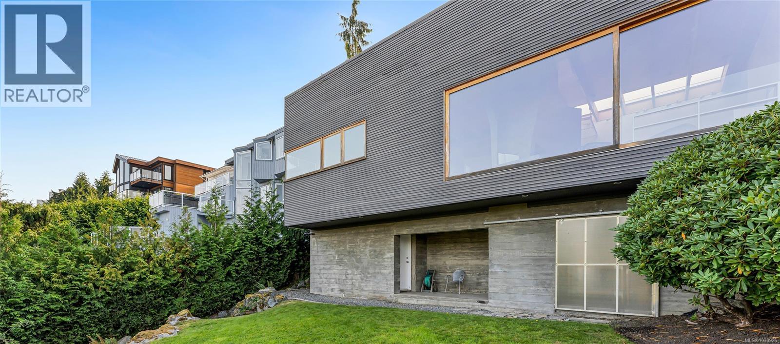 8909 Park Pacific Terr, North Saanich