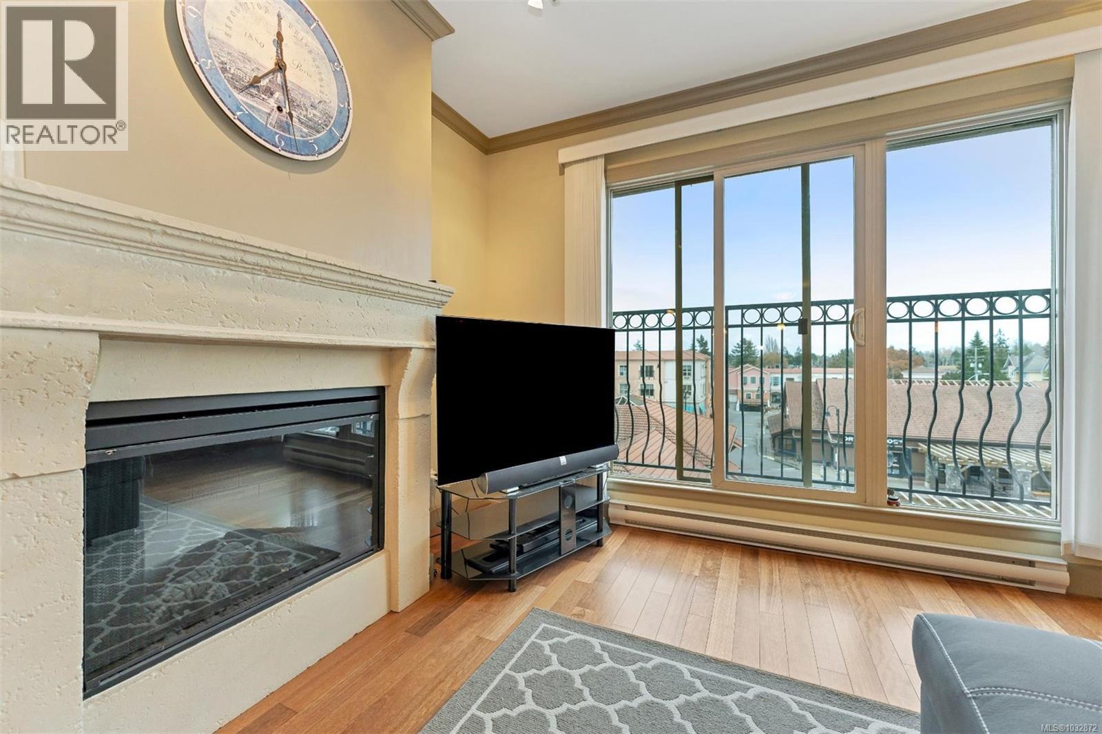 318 1620 McKenzie Avenue, Saanich