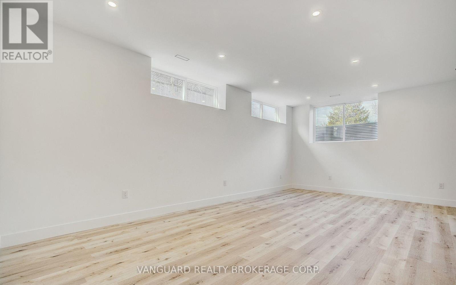 1937 LAWRENCE AVENUE W — photo 32