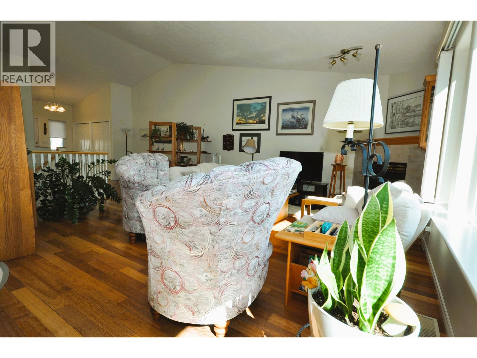 #10 11 EAGLE CRESCENT - 16