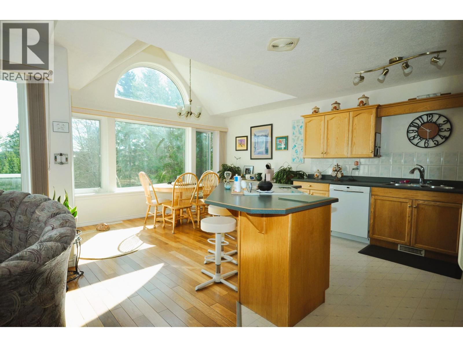 #10 11 EAGLE CRESCENT - 15