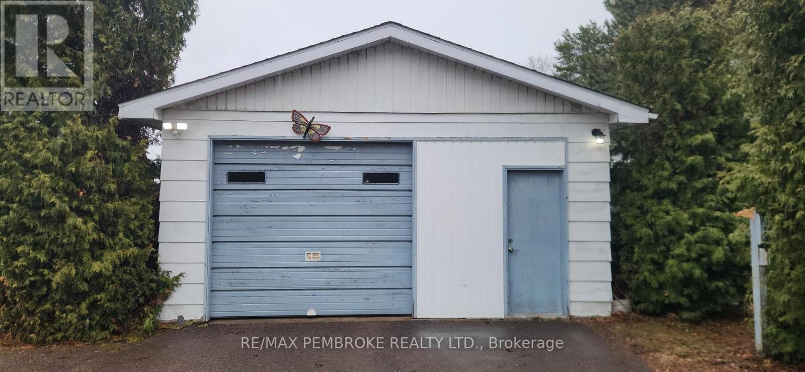 Detached 2 car garage